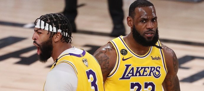 Basketbalisté Los Angeles Lakers porazili v prvním utkání finále NBA Miami jednoznačně 116:98. 