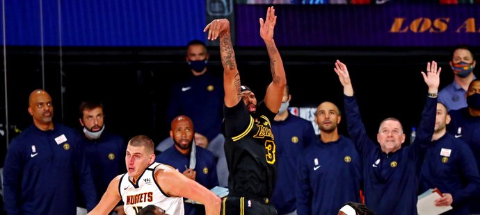 Lakers zvítězili v druhém finále Západní konference play off NBA nad Denverem díky trojce Anthonyho Davise v poslední sekundě utkání