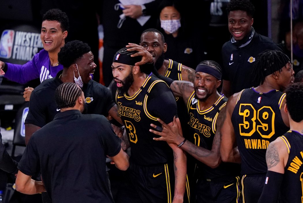 Lakers zvítězili v druhém finále Západní konference play off NBA nad Denverem díky trojce Anthonyho Davise v poslední sekundě utkání