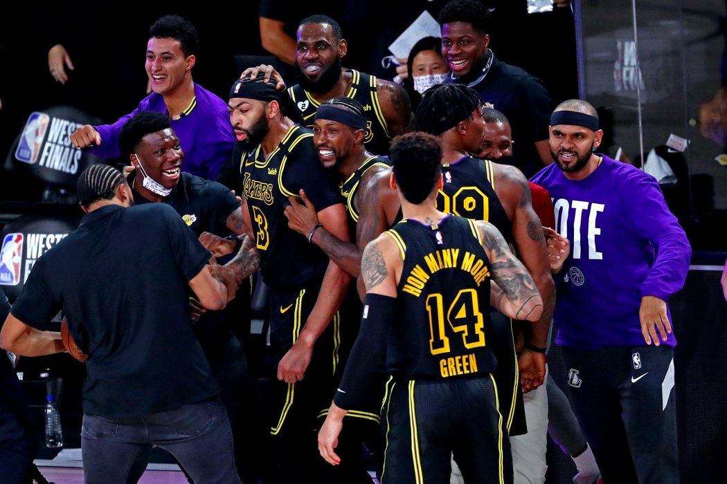 Lakers zvítězili v druhém finále Západní konference play off NBA nad Denverem díky trojce Anthonyho Davise v poslední sekundě utkání