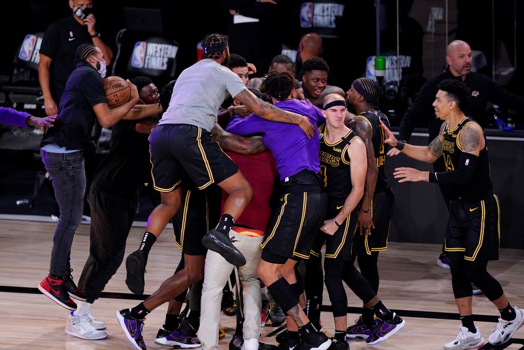 Lakers zvítězili v druhém finále Západní konference play off NBA nad Denverem díky trojce Anthonyho Davise v poslední sekundě utkání