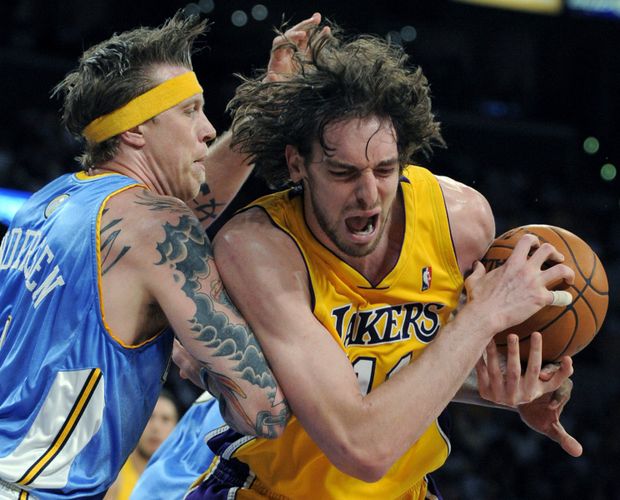 Pau Gasol (LA Lakers, vpravo) se snaží ubránit míč před Chrisem Andersenem (Orlando). Pau Gasol (LA Lakers, vpravo) se snaží ubránit míč před Chrisem Andersenem (Orlando).