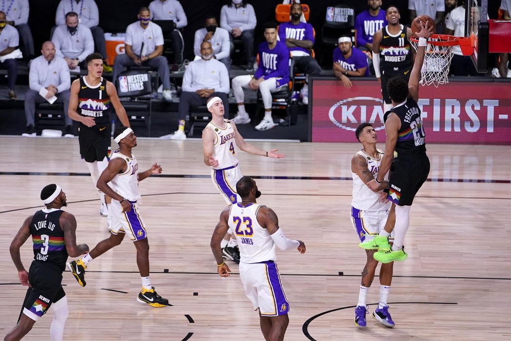 Basketbalisté Denveru zdramatizovali semifinálovou sérii NBA s Los Angeles Lakers a výhrou 114:106 snížili na 1:2 na zápasy. 