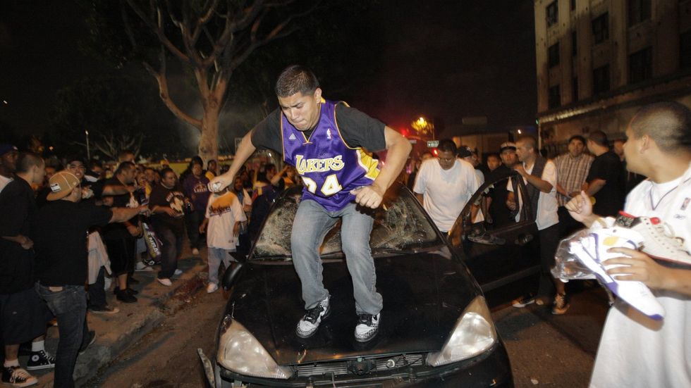 Nepokoje v ulicích Los Angeles po výhře Lakers.