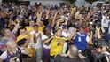 Fanoušci Lakers se radují z titulu v NBA.