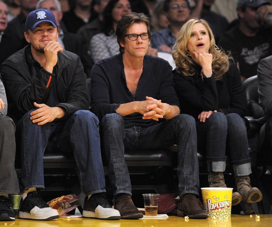 Herci Leonardo DiCaprio, Kevin Bacon a Kyra Sedgwick (zleva) na utkání v Los Angeles.