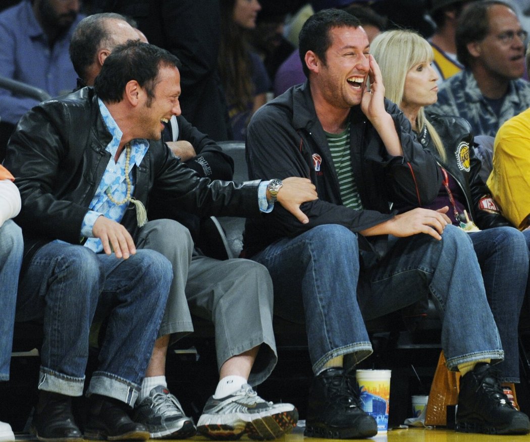 Herci Rob Schneider a Adam Sandler (vpravo) se baví na utkání LA Lakers.