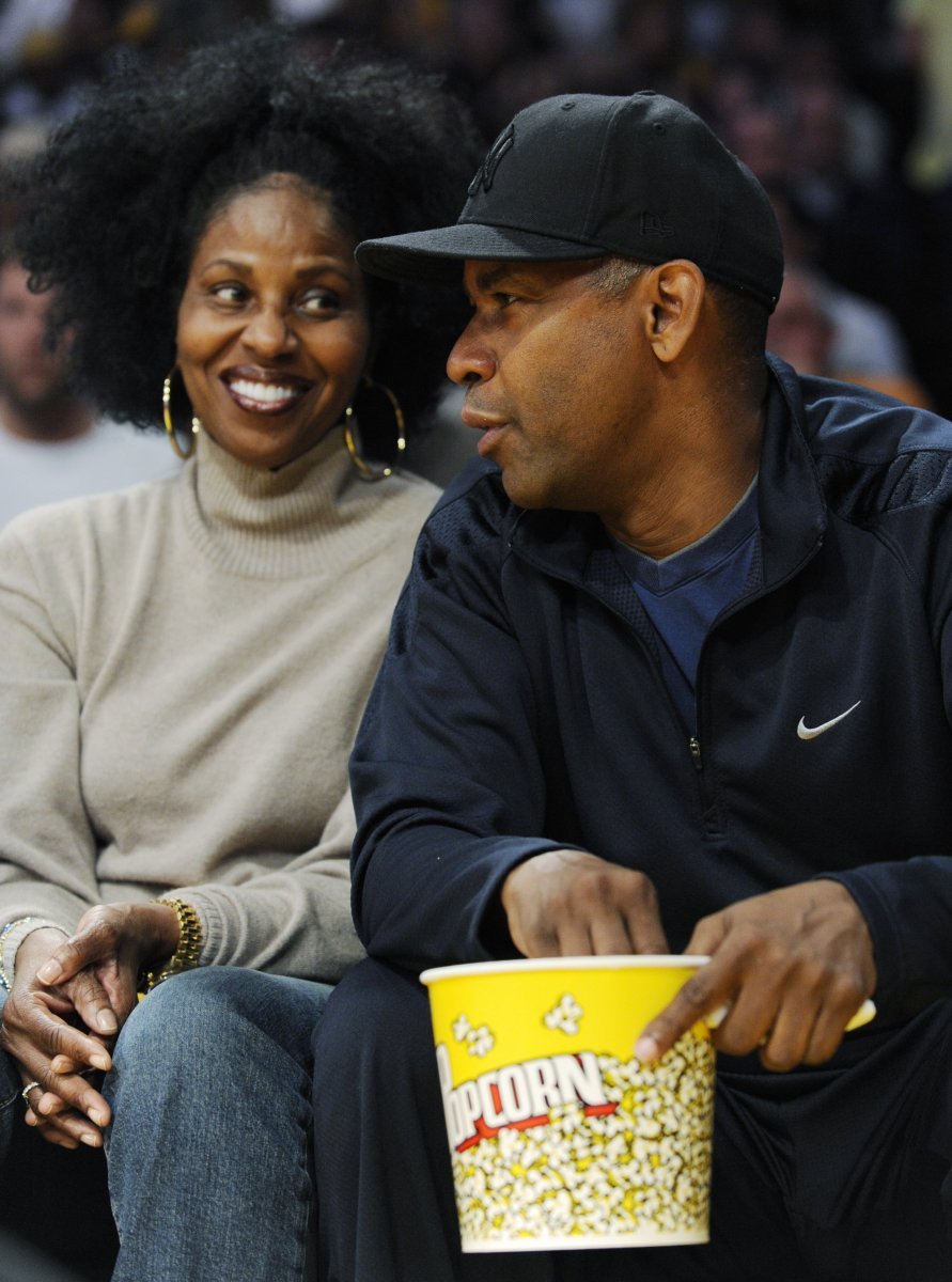 Herec Denzel Washington a jeho žena Pauletta na utkání LA Lakers.