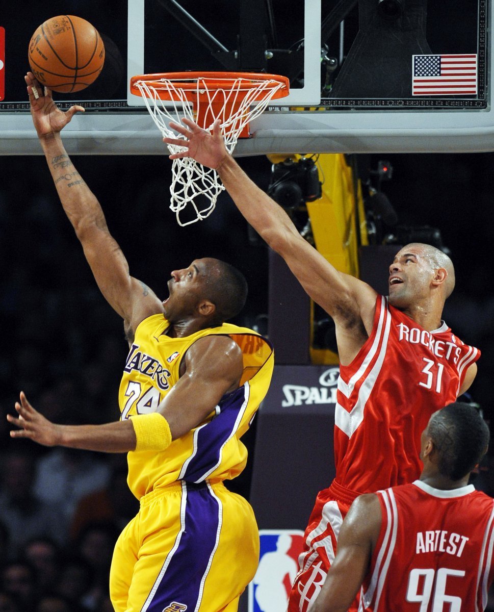 Kobe Bryant (LA LAkers) se prosazuje pod košem.