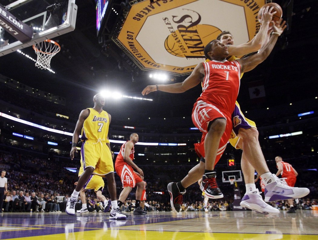 Luke Walton (LA Lakers) a Kyle Lowry (Houston, v červeném) v souboji o doskok.