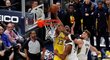LeBron James (ve žlutém) si v zápase s Indianou připsal na konto 20 bodů, přesto se střelecky trápil a Lakers nakonec prohráli