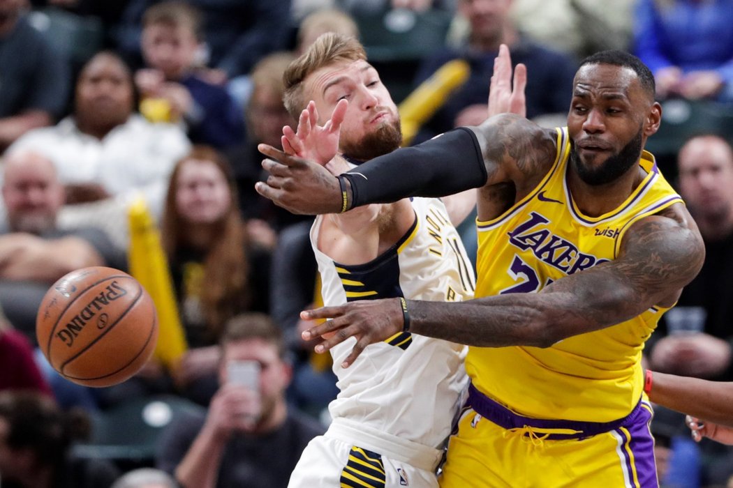 LeBron James (ve žlutém) si v zápase s Indianou připsal na konto 20 bodů, přesto se střelecky trápil a Lakers nakonec prohráli