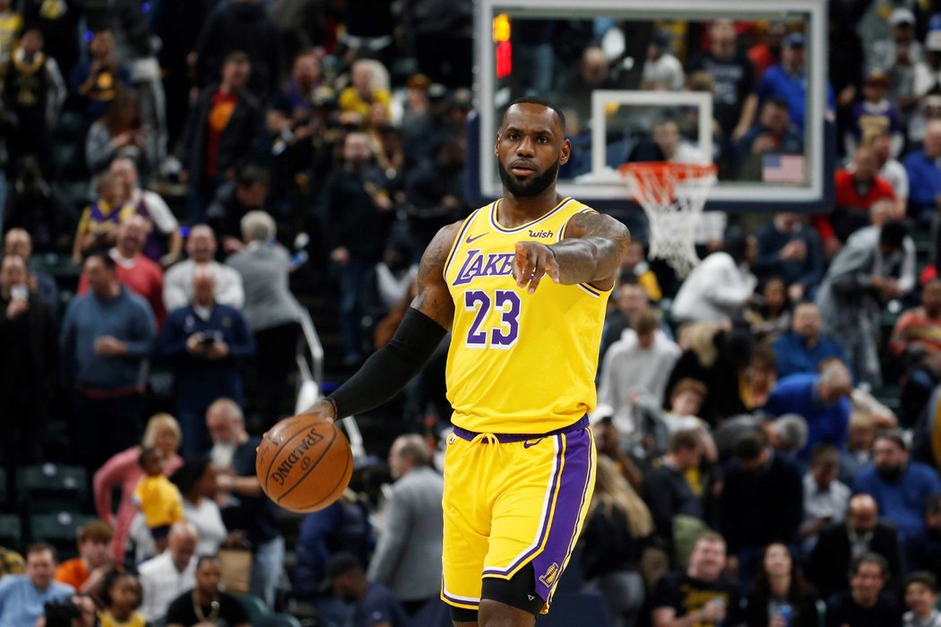 LeBron James (ve žlutém) si v zápase s Indianou připsal na konto 20 bodů, přesto se střelecky trápil a Lakers nakonec prohráli