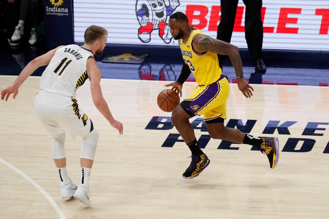 LeBron James (ve žlutém) si v zápase s Indianou připsal na konto 20 bodů, přesto se střelecky trápil a Lakers nakonec prohráli