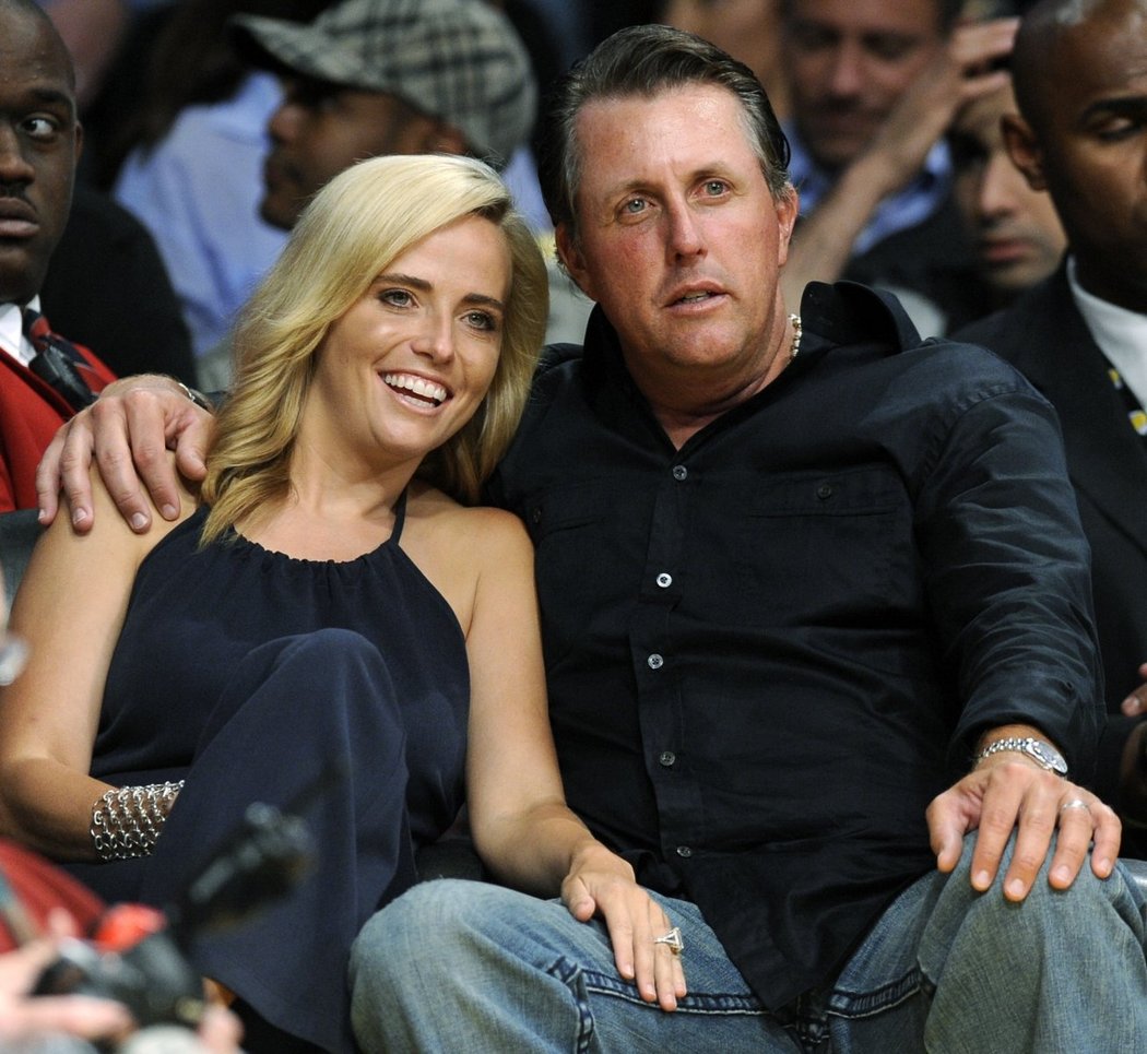 Golfista Phil Mickelson a jeho žena Amy na basketu v Los Angeles.
