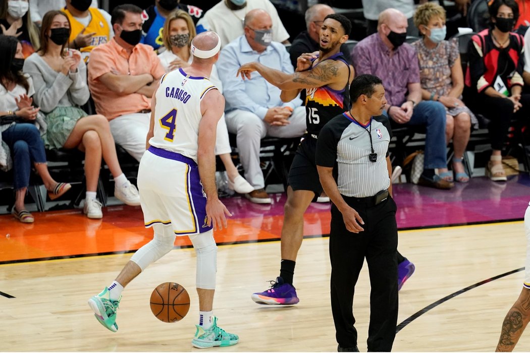 Obhájci titulu Los Angeles Lakers vstoupili do play off NBA porážkou s Phoenixem.