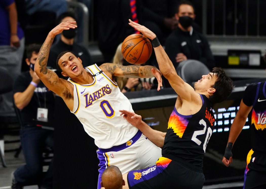 Obhájci titulu Los Angeles Lakers vstoupili do play off NBA porážkou s Phoenixem.