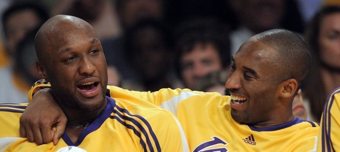 Basketbalisté Los Angeles Lakers Kobe Bryant a Lamar Odom (vlevo) se radují na střídačce týmu.