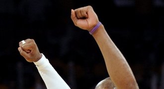 VIDEO: Kobe Bryant skočil přes hadí nádrž!