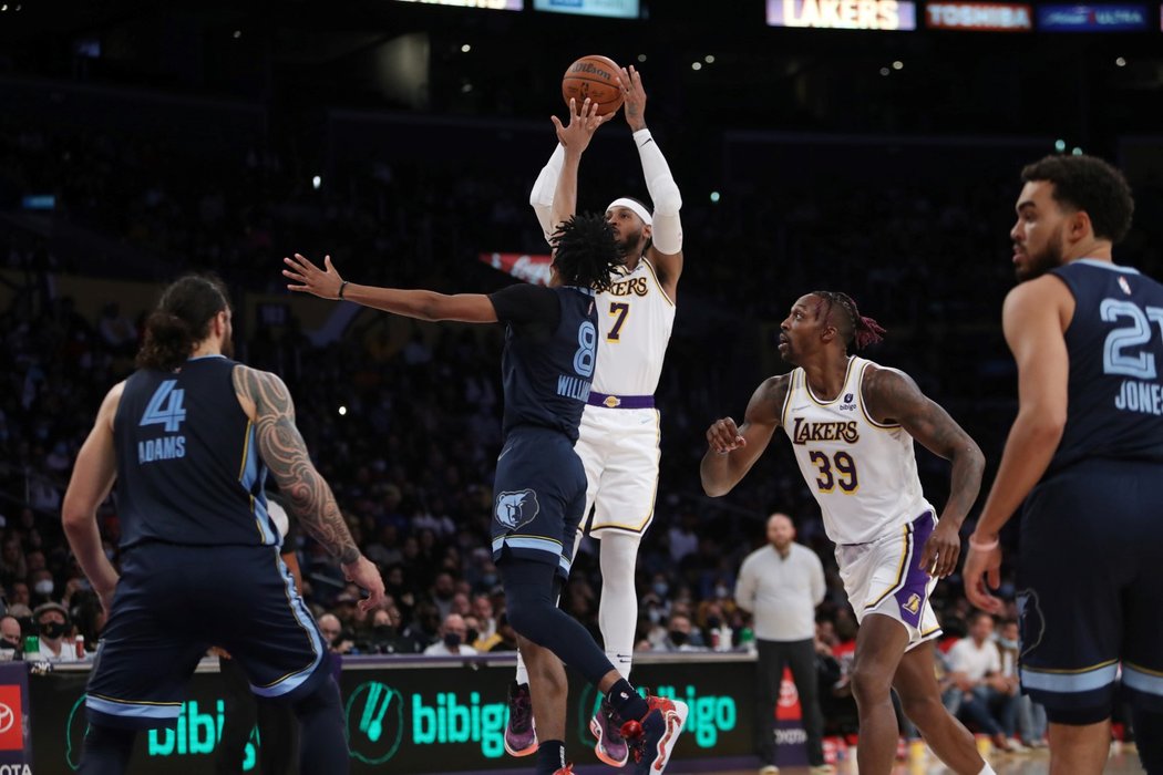 Basketbalisté Los Angeles Lakers doma porazili Memphis 121:118 a dosáhli na první vítězství v sezoně NBA.