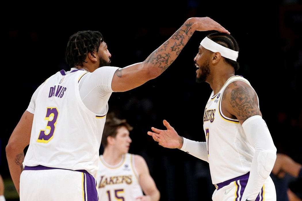 Basketbalisté Los Angeles Lakers doma porazili Memphis 121:118 a dosáhli na první vítězství v sezoně NBA. 