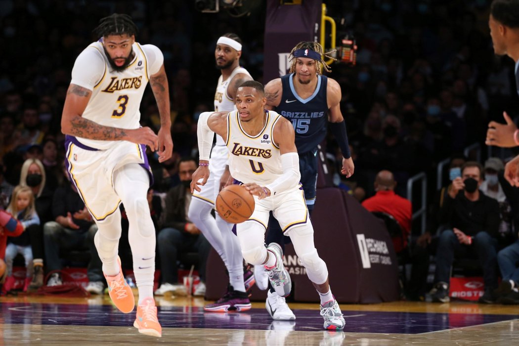 Basketbalisté Los Angeles Lakers doma porazili Memphis 121:118 a dosáhli na první vítězství v sezoně NBA. 