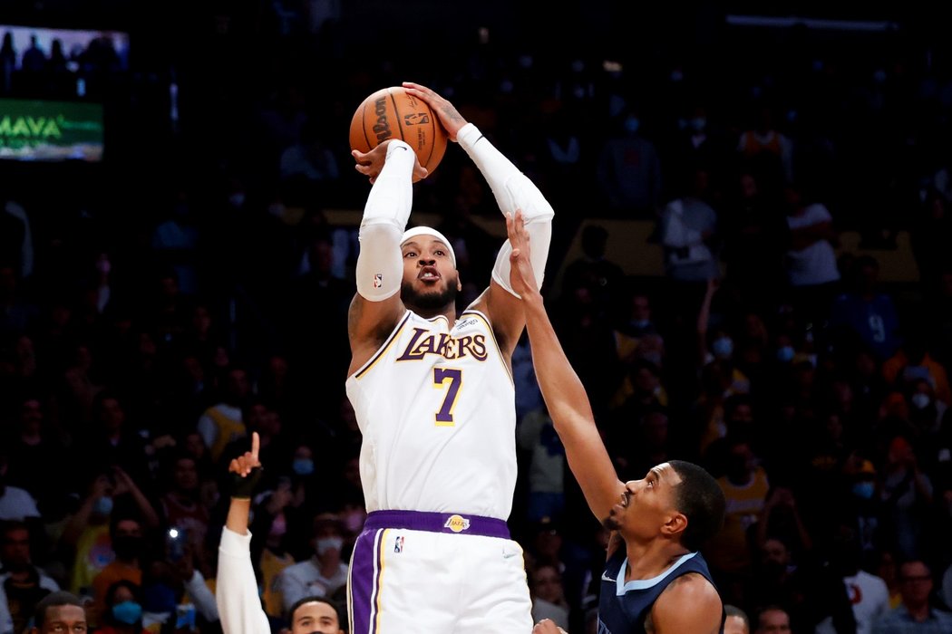 Basketbalisté Los Angeles Lakers doma porazili Memphis 121:118 a dosáhli na první vítězství v sezoně NBA.