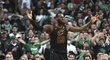 Basketbalisté Clevelandu jsou počtvrté za sebou ve finále NBA, rozhodující sedmý zápas vyhráli v Bostonu 87:79. LeBron James to zařídil 35 body.