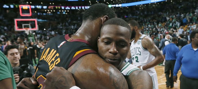 LeBron James v objetí s Terry Rozierem.