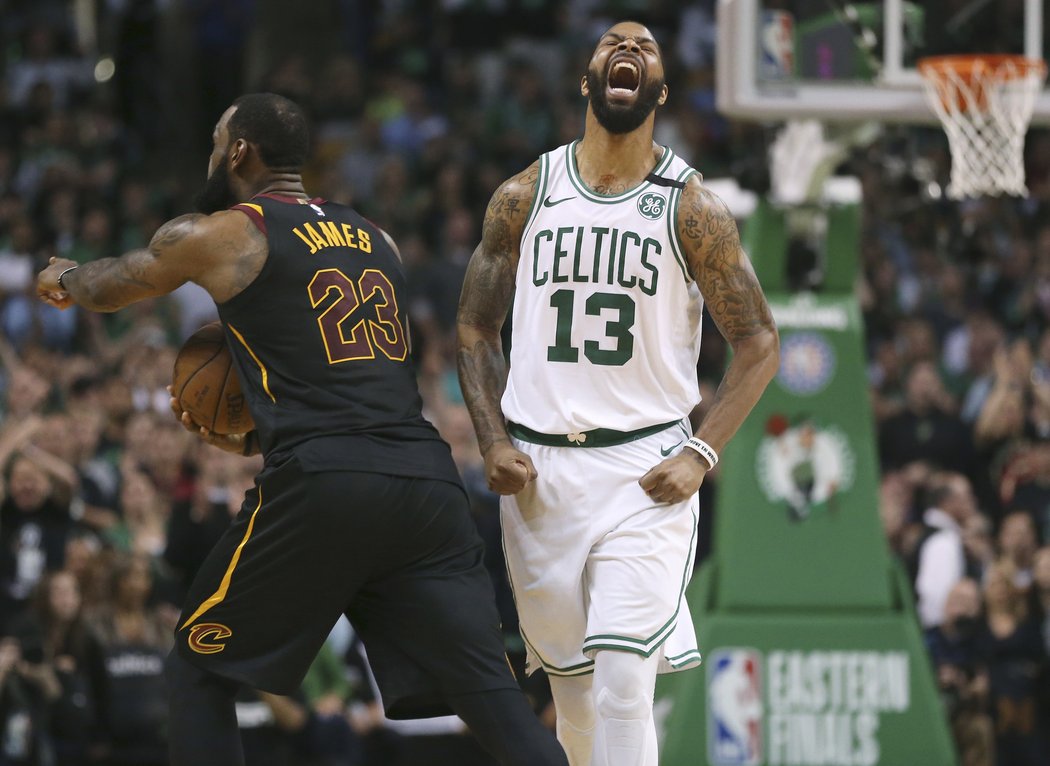 Marcus Morris nevěří. Boston ztratil vedení 2:3 v sérii a v play off NBA letos končí.