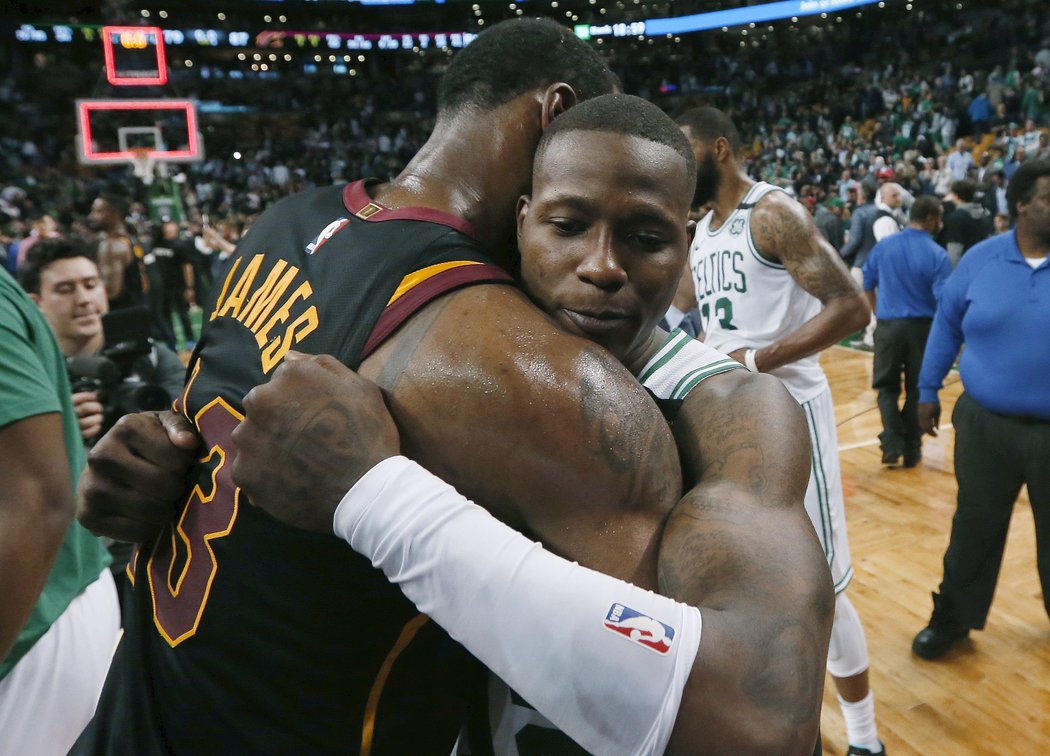 LeBron James v objetí s Terry Rozierem.