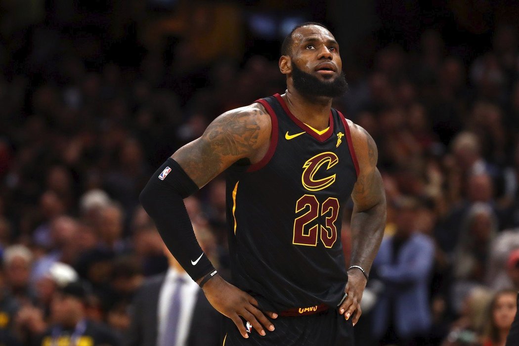 LeBron James po prvním finále vzteky praštil do tabule a vážně si poranil ruku. Přesto sérii dohrál s průměry 34 bodů, 8,5 doskoku a 10 asistencí na zápas. S ortézou přišel až na závěrečnou tiskovou konferenci.