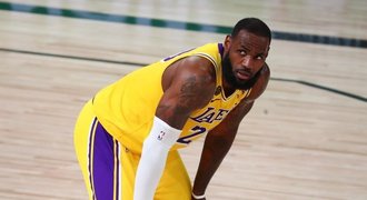 LeBron hrál nejhorší zápas kariéry, Lakers přesto slaví. Srovnalo i Milwaukee