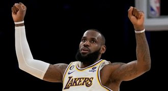 Zápis do historie. LeBron dal 38 tisíc bodů v NBA: ovace i objetí od soupeře