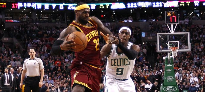 LeBron James při utkání proti Bostonu