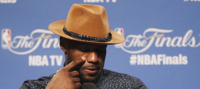 LeBron James na tiskové konferenci po prohraném finále NBA