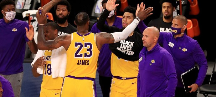 Los Angeles Lakers porazili městského rivala Clippers 103:101, přičemž duel rozhodl LeBron James dopichem vlastní střely 12 vteřin před koncem.