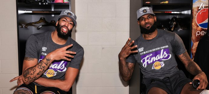 Basketbalisté Los Angeles Lakers po deseti letech zásluhou LeBrona Jamese postoupili do finále NBA. 