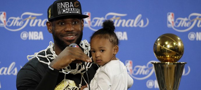 Basketbalista LeBron James se raduje se svou dcerou z titulu v NBA