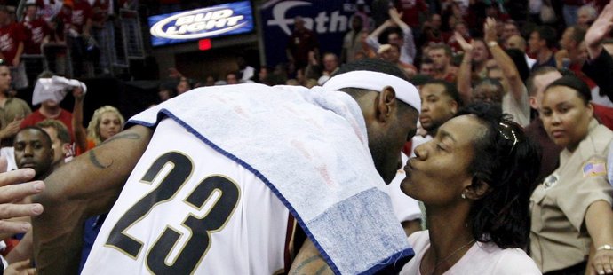 LeBron James líbá svou matku - postrach NBA