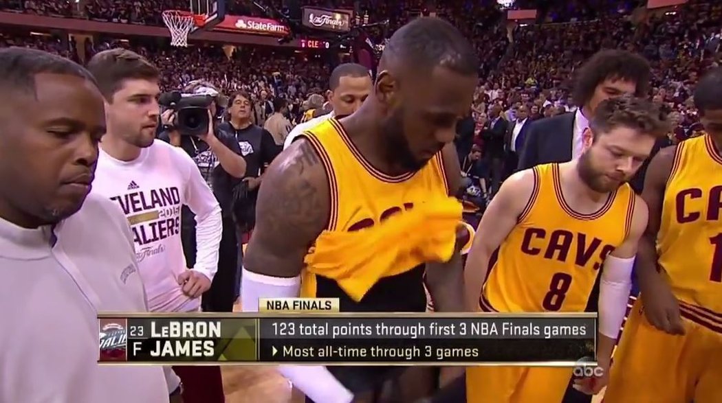 LeBron James se v televizním přenosu nechtěně pochlubil svou chloubou... Ale někteří diváci byli potěšeni, že jsou větší... asi hvězda