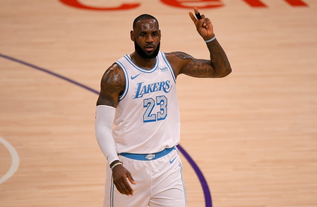 Basketbalista LeBron James byl zvolen agenturou AP nejlepším sportovcem roku a čtvrtým vítězstvím vyrovnal rekord golfisty Tigera Woodse a cyklisty Lance Armstronga