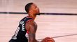 Damian Lillard proslul chladnokrevností a úspěšností v koncovkách zápasů. Medicínu třicetiletého čarostřelce ochutnal i LeBron James a jeho Lakers. Tři minuty před koncem duelu za vyrovnaného stavu vyslal muž s číslem 0 na dresu dalekonosnou trojku, kterou dal Blazers nadobro vedení. Konečné skóre 100:93 – a favorité z Hollywoodu inkasovali první direkt.