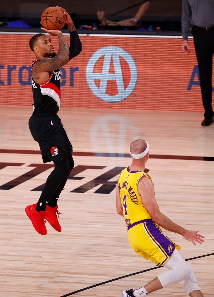 Jedním ze svých dalekonosných projektilů zlomil Damian Lillard na úsvitu play off favorizované Los Angeles Lakers a Portland se ujal v sérii vedení 1:0.