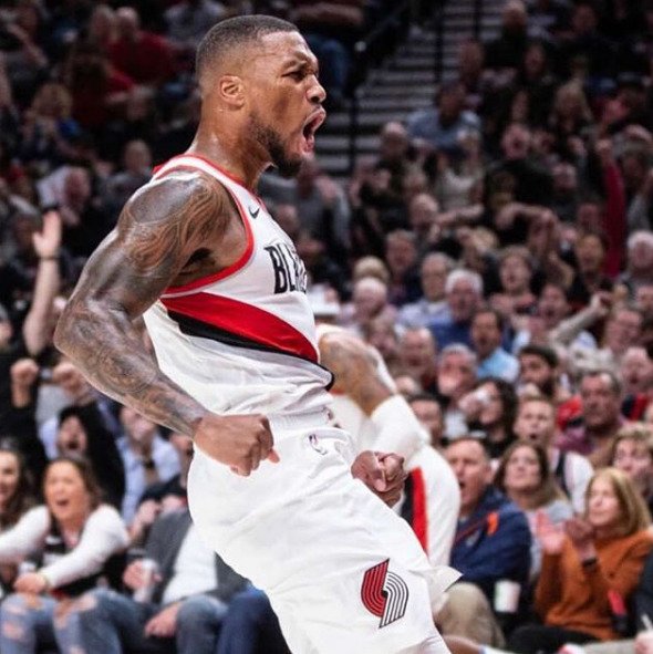 Lillard se z hranice devíti metrů dostal už na osobní rekord 52, pravidelně se vtěsná pod 60. A to mu jeho osobní kouč nepočítá střely, které se dotknout obroučky nebo jež dobře neprovede technicky.