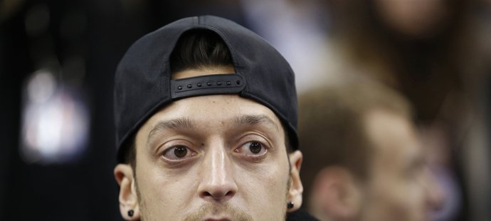 Na zápas NBA v Londýně se vyrazil podívat i záložník Arsenalu Mesüt Özil