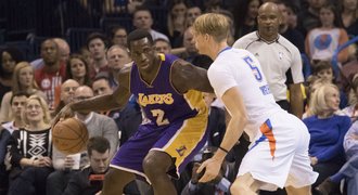 Týmům z Los Angeles se v NBA nedařilo, Lakers dostali výprask