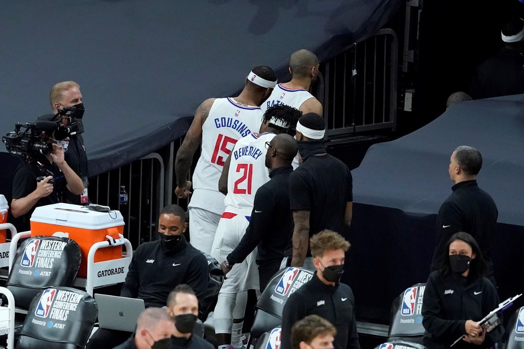 Zklamaní hráči Clippers, kteří prohráli i druhý zápas série s Phoenixem