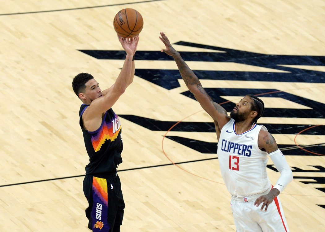 Devin Booker z Phoenixu stříli ve druhém zápase série s LA Clippers