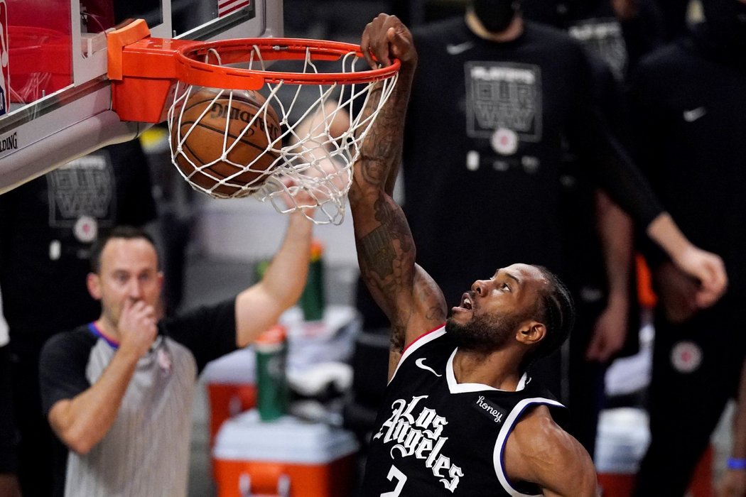 Hvězda Clippers Kawhi Leonard režíroval výhru ve třetím utkání série s Utahem